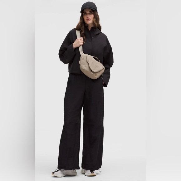 lululemon Curved Crossbody Bag 3L Grey Eucalyptus NWT - Picture 6 of 9